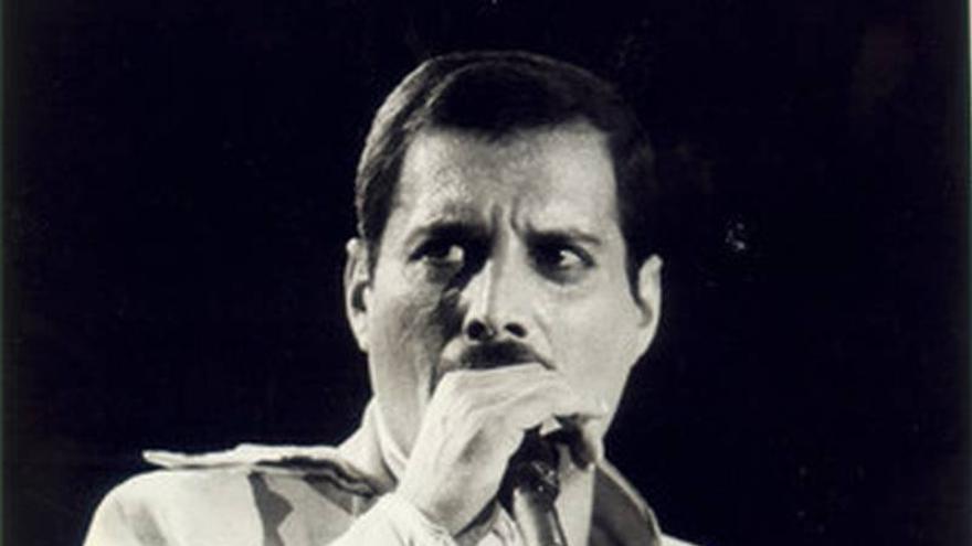 Los tuiteros recuerdan los 22 años de la muerte de #FreddieMercury