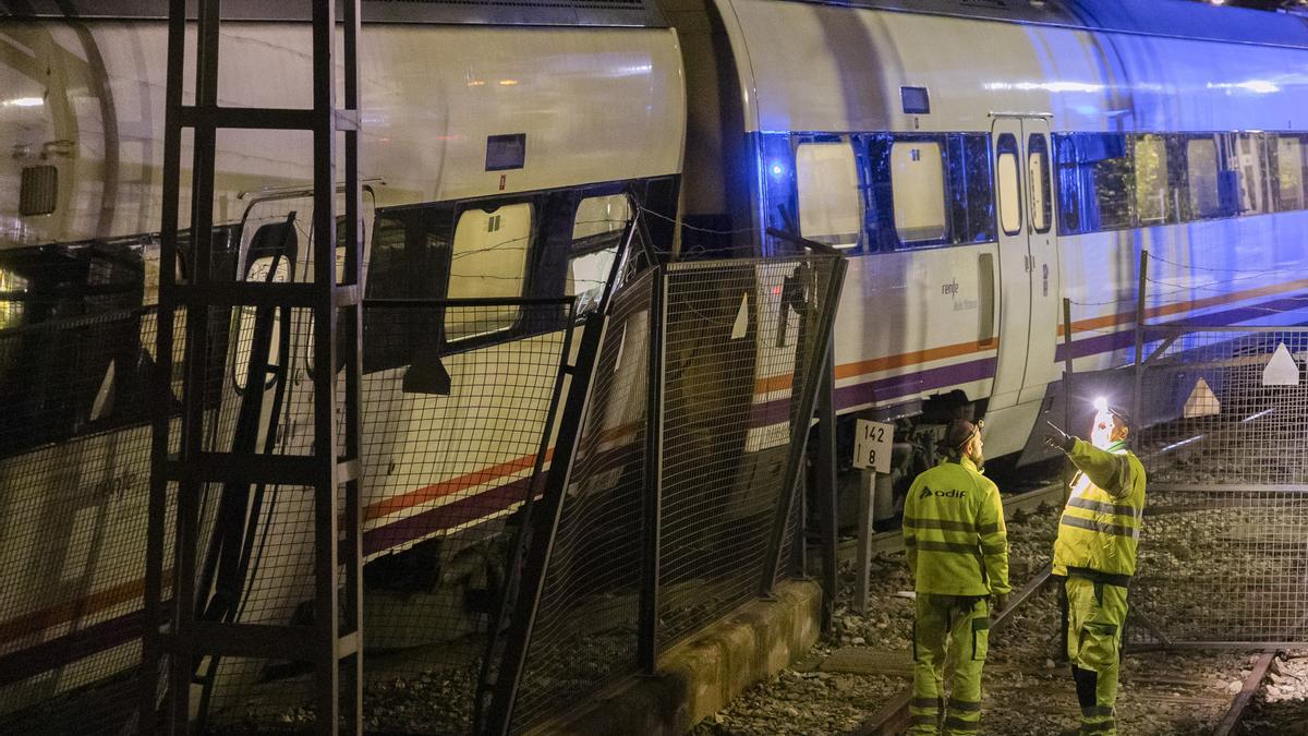 Trece heridos leves, tres de ellos menores, tras el accidente de trenes en Álora (Málaga)