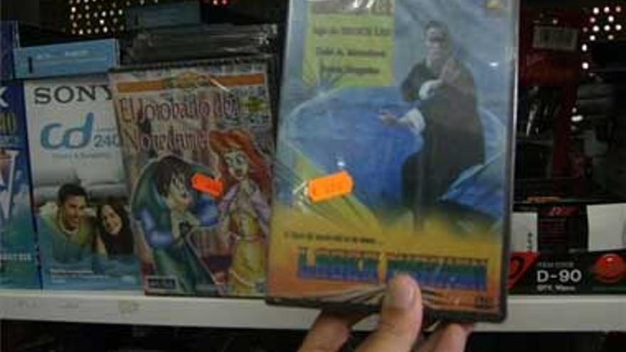 Decomisan 552 películas porno que vendían junto a otras infantiles