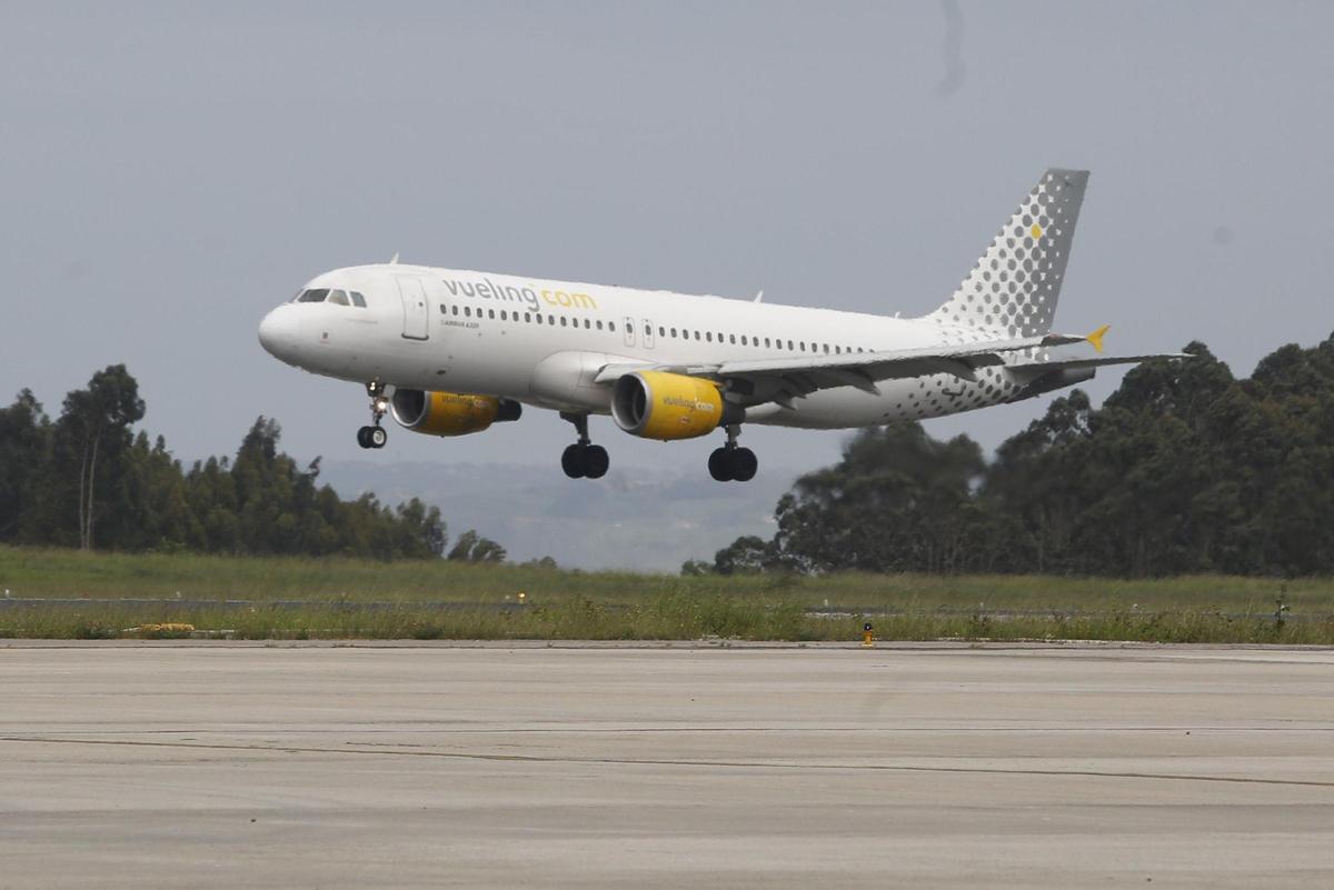 Un avión de Vueling toma tierra en el aeropuerto de Asturias.