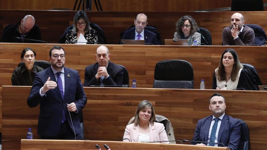 Barbón ve "frenético" a Queipo por la cada vez más cercana cita electoral y este critica su incapacidad de poner orden en el Gobierno