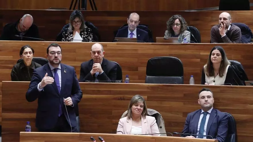 Barbón ve "frenético" a Queipo por la cada vez más cercana cita electoral y este critica su incapacidad de poner orden en el Gobierno