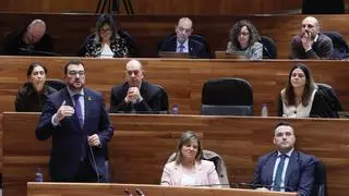 La gresca entre Barbón y Queipo va a más: del "usted no ha sido presidente ni de la comunidad de vecinos" al "¿qué va ocurrir si Zapico, su socio, le denuncia?"