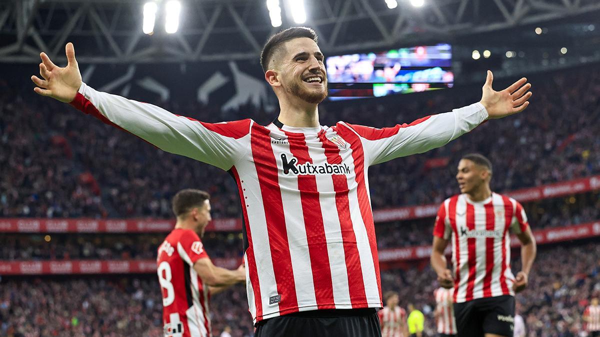 Oihan Sancet celebra tras anotar su tercer tanto, el 3-0 del conjunto, durante el encuentro de LaLiga EA Sports entre el Athletic y el Girona