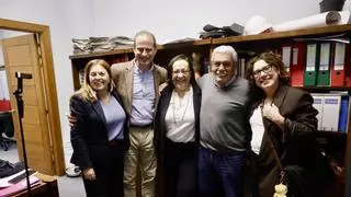 El adiós de Natalia González como concejala en Gijón: entre abrazos y con un ruego para el colegio de Nuevo Roces