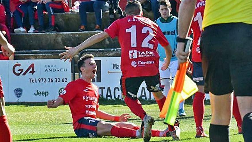 Salinas i Soler celebrant el gol que dona la victòria a l&#039;Olot.