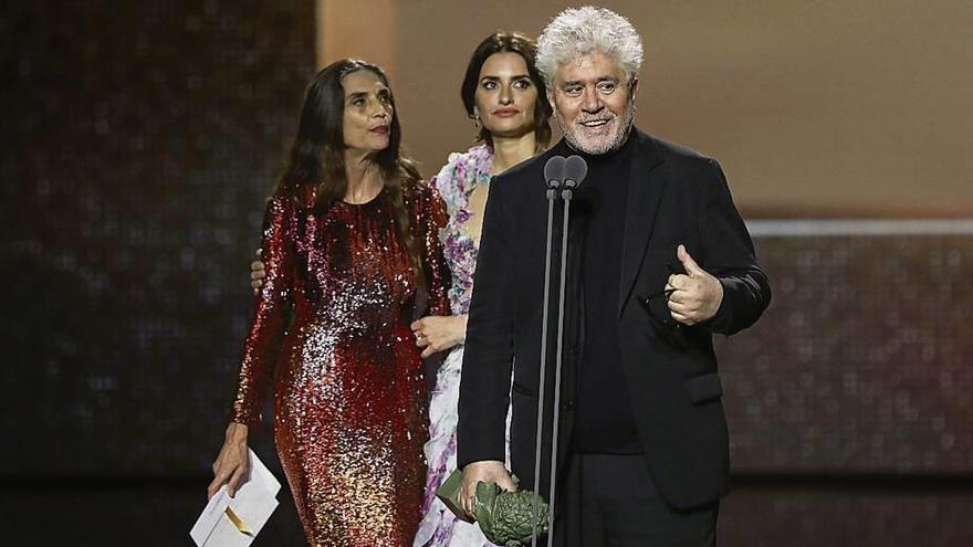 Pedro Almodóvar, con su estatuilla, acompañado de Ángela Molina y Penélope Cruz.