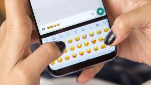 Si usas emojis tienes una edad: los adolescentes ya no ponen emoticonos en sus conversaciones.