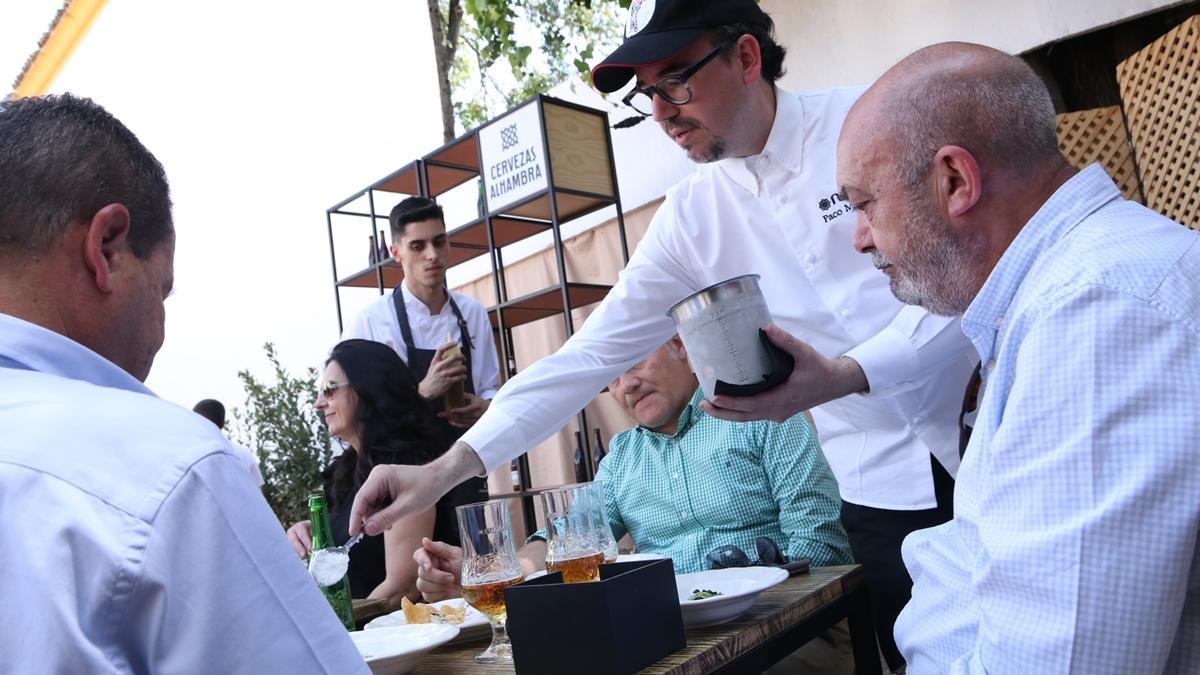 Paco Morales ha sido el encargado de terminar los platos en mesa