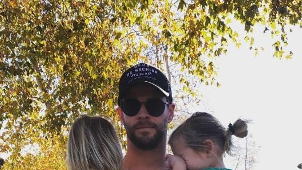 Chris Hemsworth paseando con sus gemelos en brazos