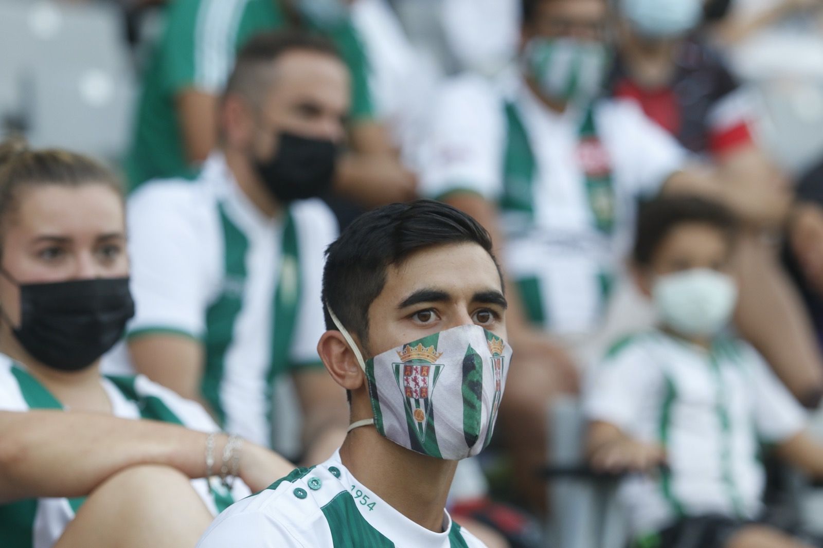 El club presenta ante la afición sus nuevas equipaciones.