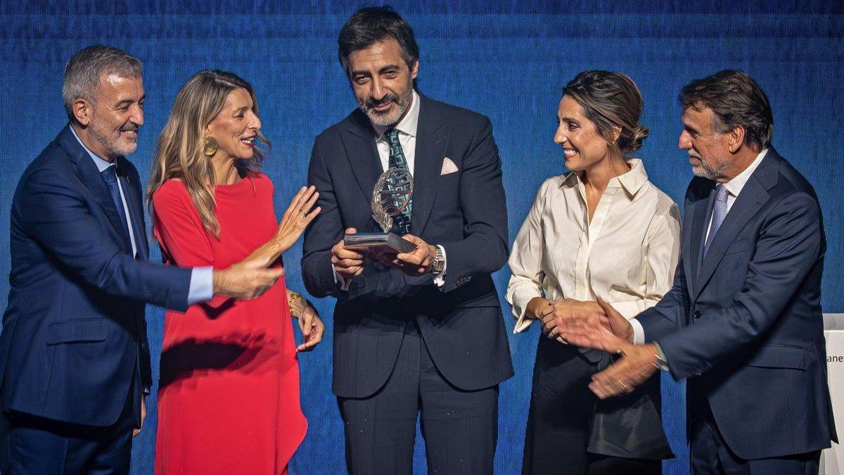 Joan Collboni, Yolanda Díaz, Juan del Val, Ángela Banzas y José Creuheras, durante la gala del Premio Planeta 2025.