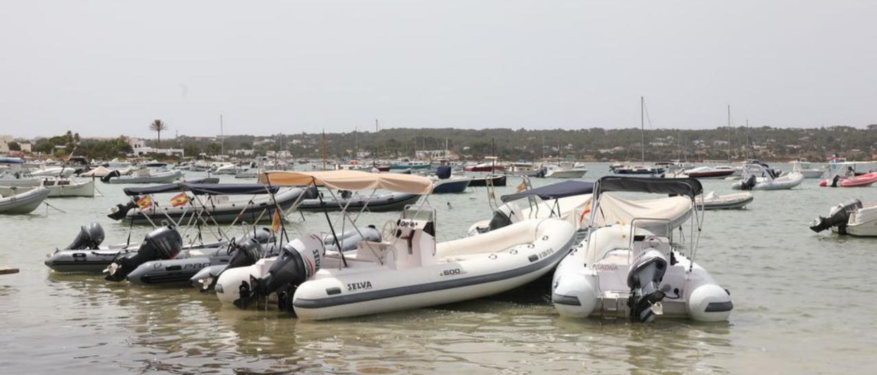 Algunas embarcaciones de alquiler, en s’Estany des Peix.
