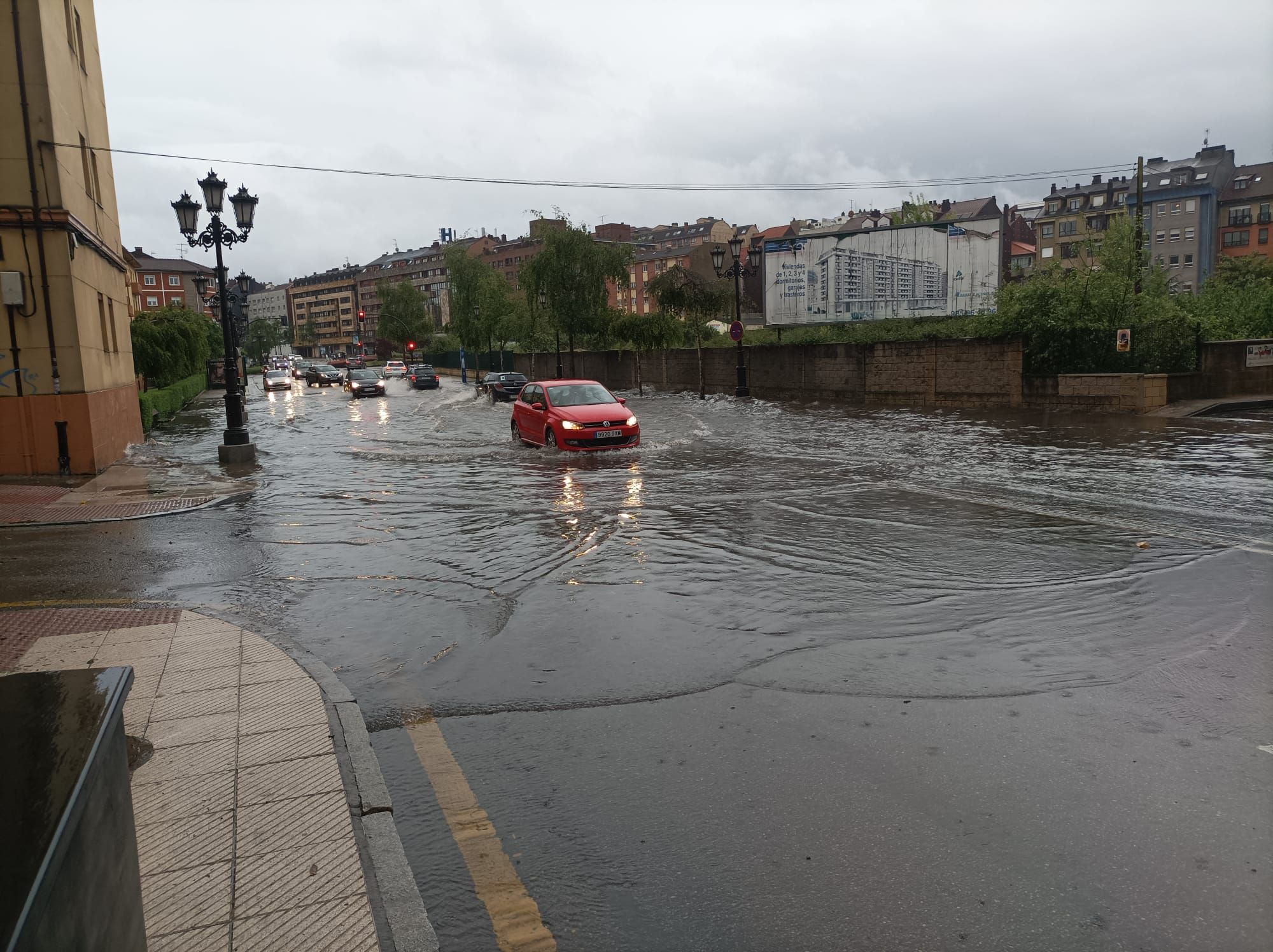 Inundaciones en Oviedo tras una fuerte tormenta de lluvia y granizo