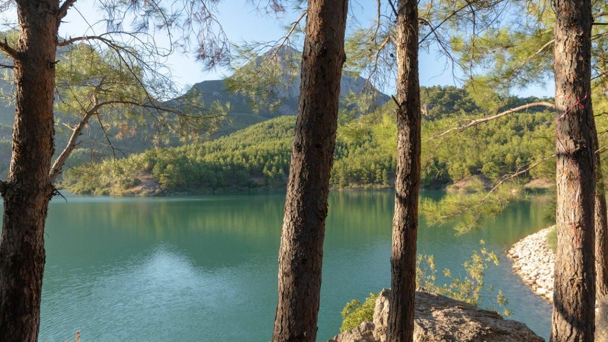 La impresionante playa secreta a tan solo 90 minutos de Madrid: un paraíso de aguas cristalinas, naturaleza y actividades acuáticas