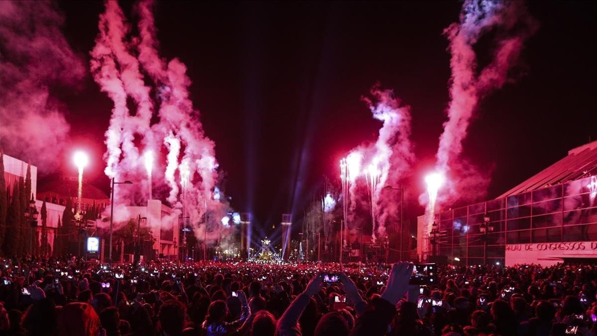 Celebración de una fiesta de fin de año en la avenida Maria Cristina de Barcelona.