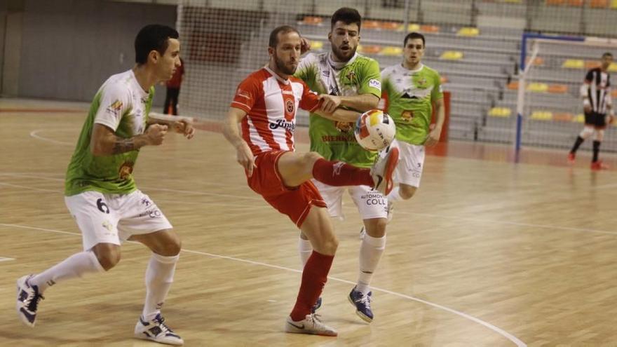 Fernández controla el balón ante un jugador del Palma en el último partido.