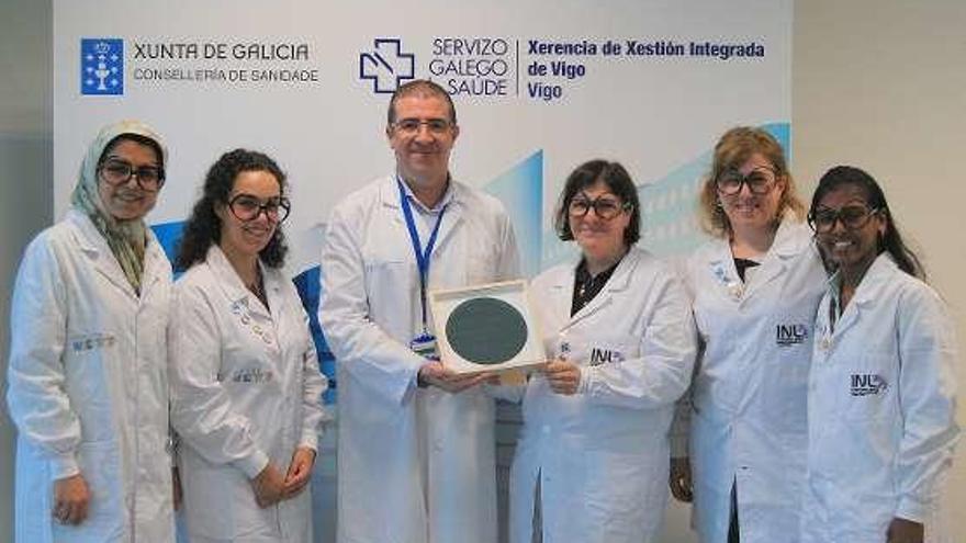 Rubial (centro) con miembros del laboratorio portugués. // FdV