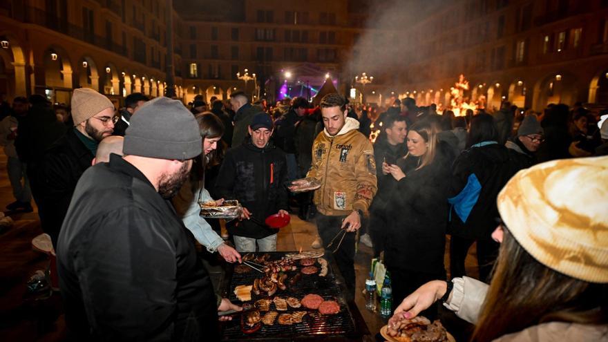Archivo - Diferentes momentos de la Revetla de Sant Sebastià en Palma.