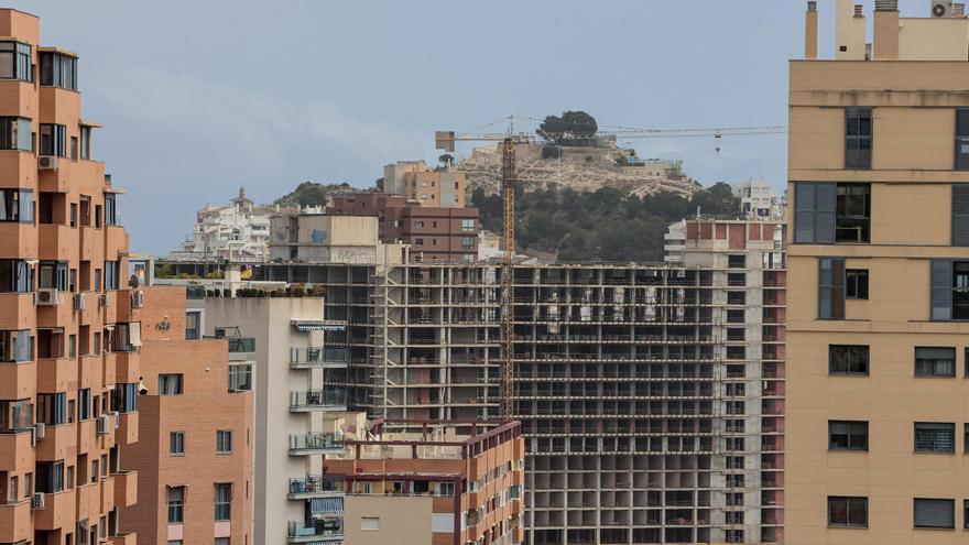 Una obra en construcción en la Cala de Finestrat. / Héctor Fuentes