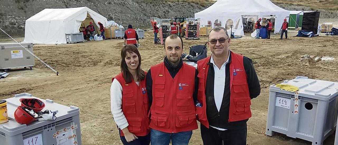 Por la izquierda, Marta Sánchez, David Zuazua y José Antonio Llorente, médico de la uvi móvil de Langreo.