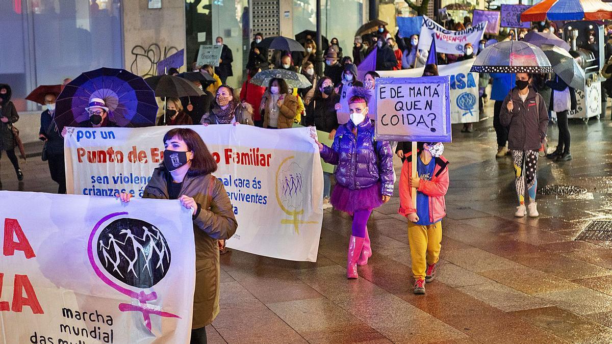 Manifestación feminista en la tarde de ayer, en Ourense. |   // CARLOS PETEIRO