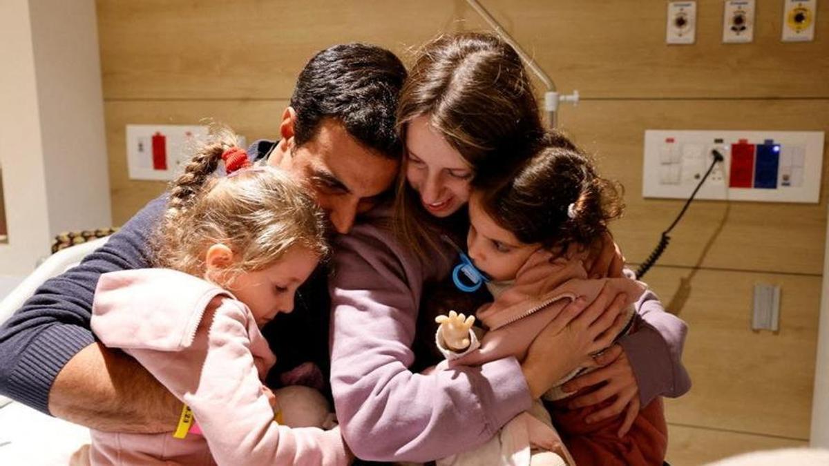 Aviv Asher, de 2,5 años, su hermana Raz Asher, de 4,5 años, y su madre Doron, reaccionan cuando se reúnen con Yoni, el padre de Raz y Aviv y el marido de Doron, después de que regresaron a Israel al Complejo designado en el Centro Médico Infantil Schneider, durante una tregua temporal entre Hamas e Israel, en Petah Tikva, Israel.