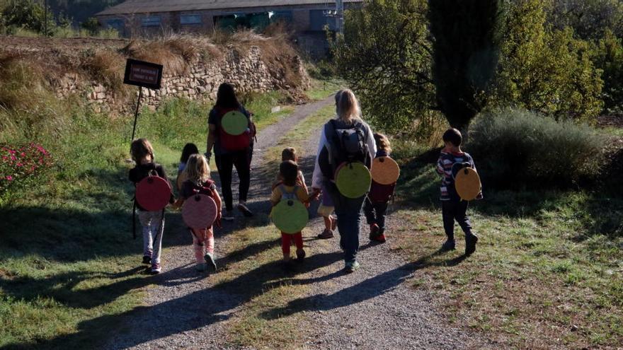 Els alumnes de l&#039;Escola Bosc de Rubió enmig de la natura