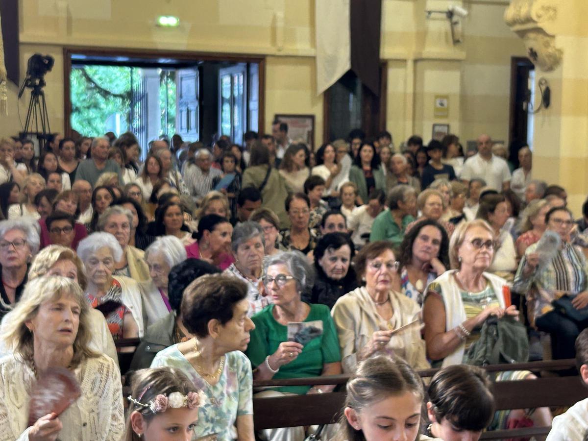 EN IMÁGENES: La Virgen del Carmen se sumergen en las aguas del Cantábrico en Salinas