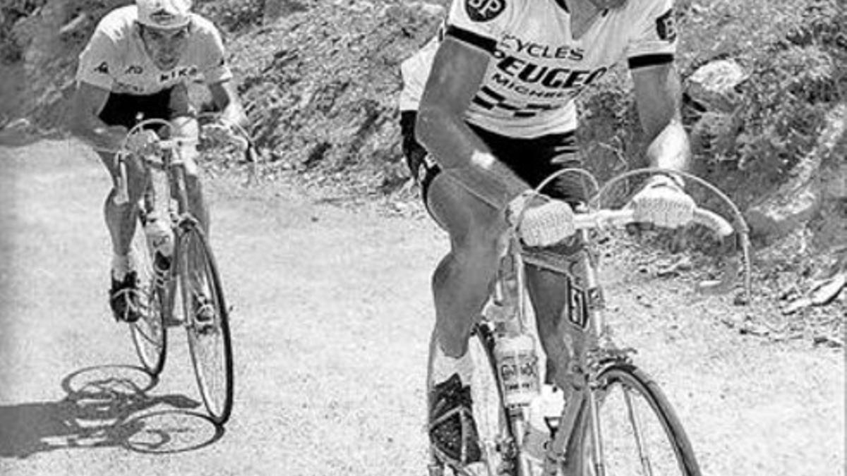 Foto histórica. Bernard Thévenet descuelga a Eddy Merckx, en Pra Loup, el 13 de julio de 1975.