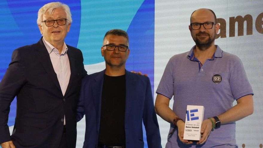 José María Esbec (izquierda), presidente de CEOE-Cepyme Zamora, con Iván José Gómez y Jordi Mesa, de Gamez Studio, startup ganadora en la anterior edición. | A. B. (ARCHIVO)