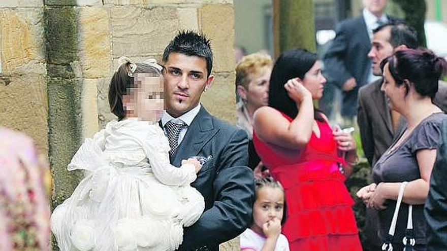 David Villa, con su hija en brazos.