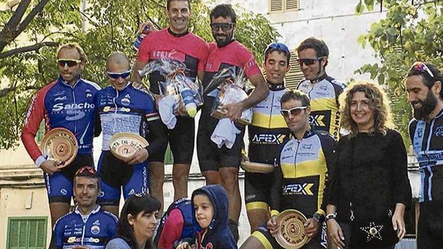 Los tres mejores equipos en el podio de la ´Volta amb Sitra i Colla de 3´ de Porreres.