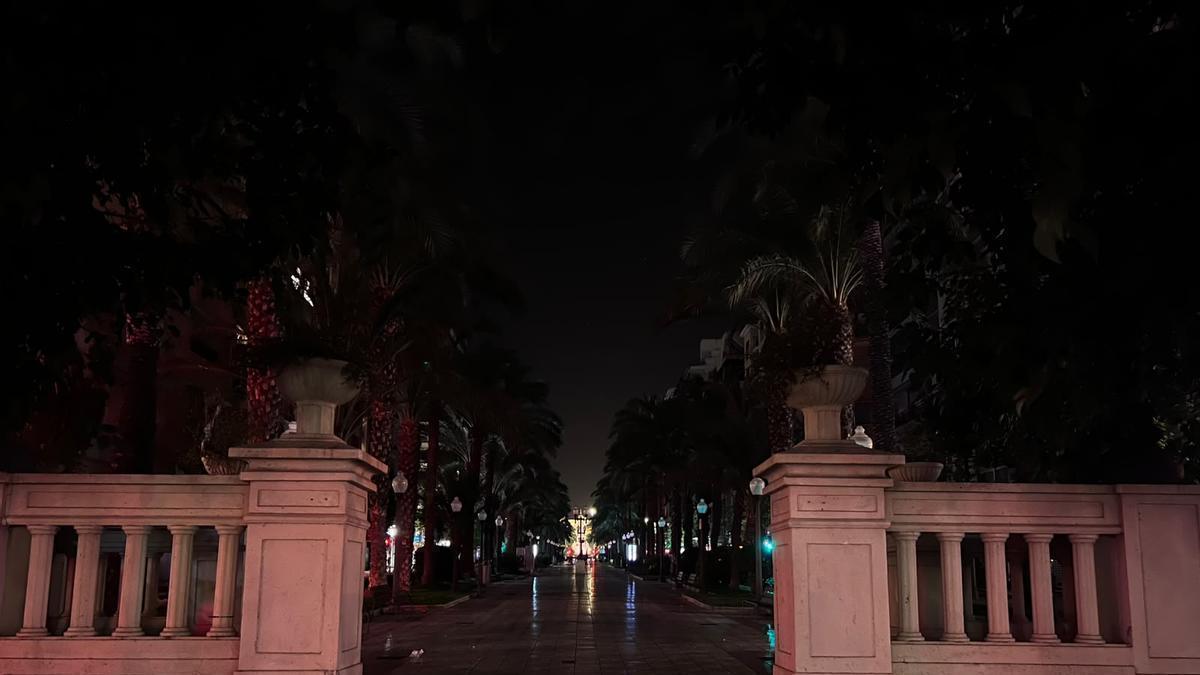 El paseo de Federico Soto, sin iluminación en plena noche de verano en Alicante