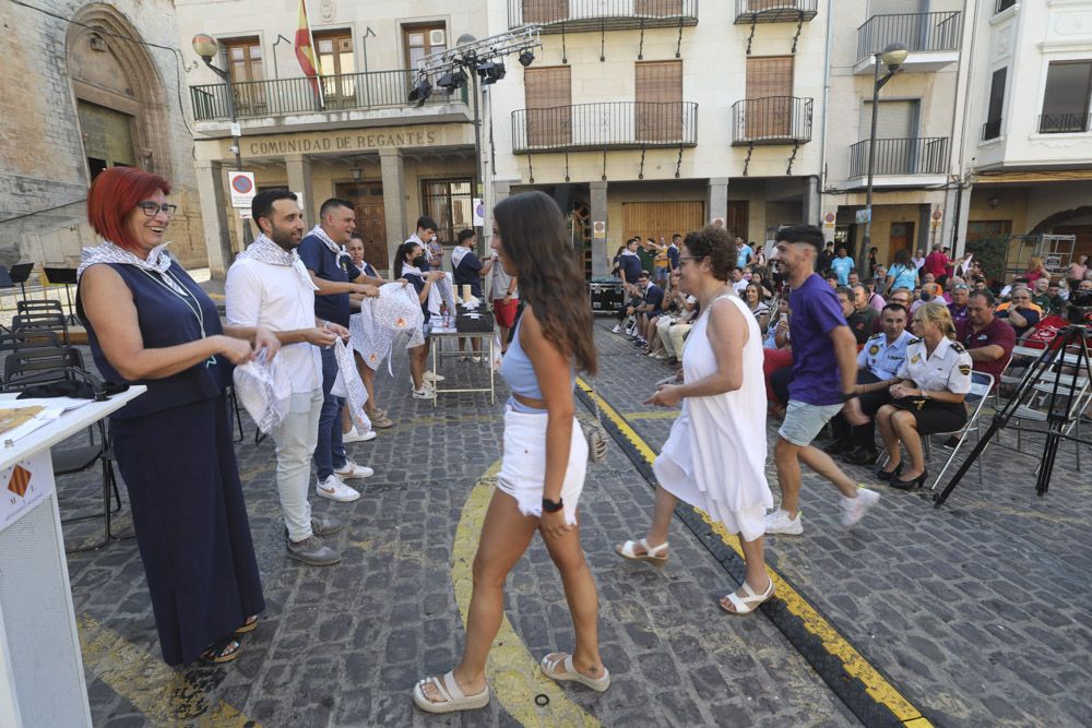 Fiestas de Sagunt. Pregón De Vicente Vayá y puesta del pañuelo de las peñas.