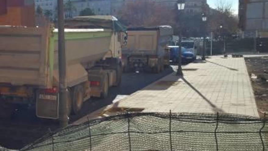 Camiones de carga aparcados en la reformada calle Palleter.