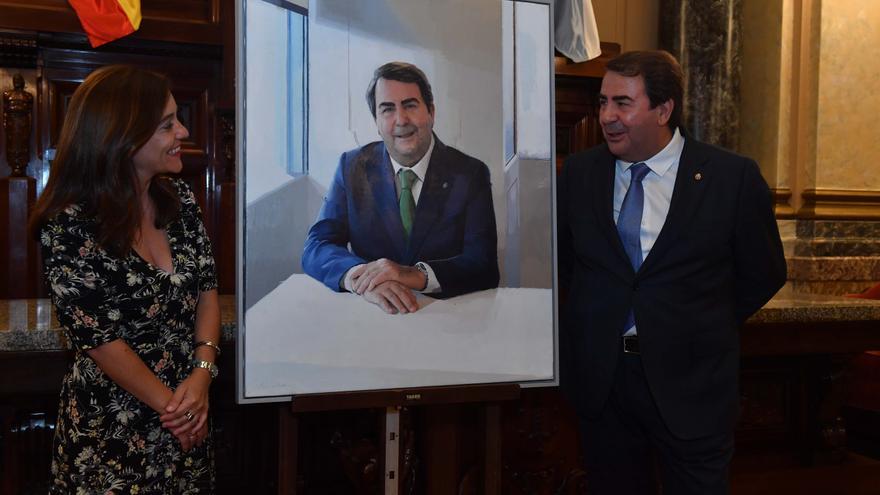 El cuadro de Carlos Negreira se suma a la galería de alcaldes del Concello