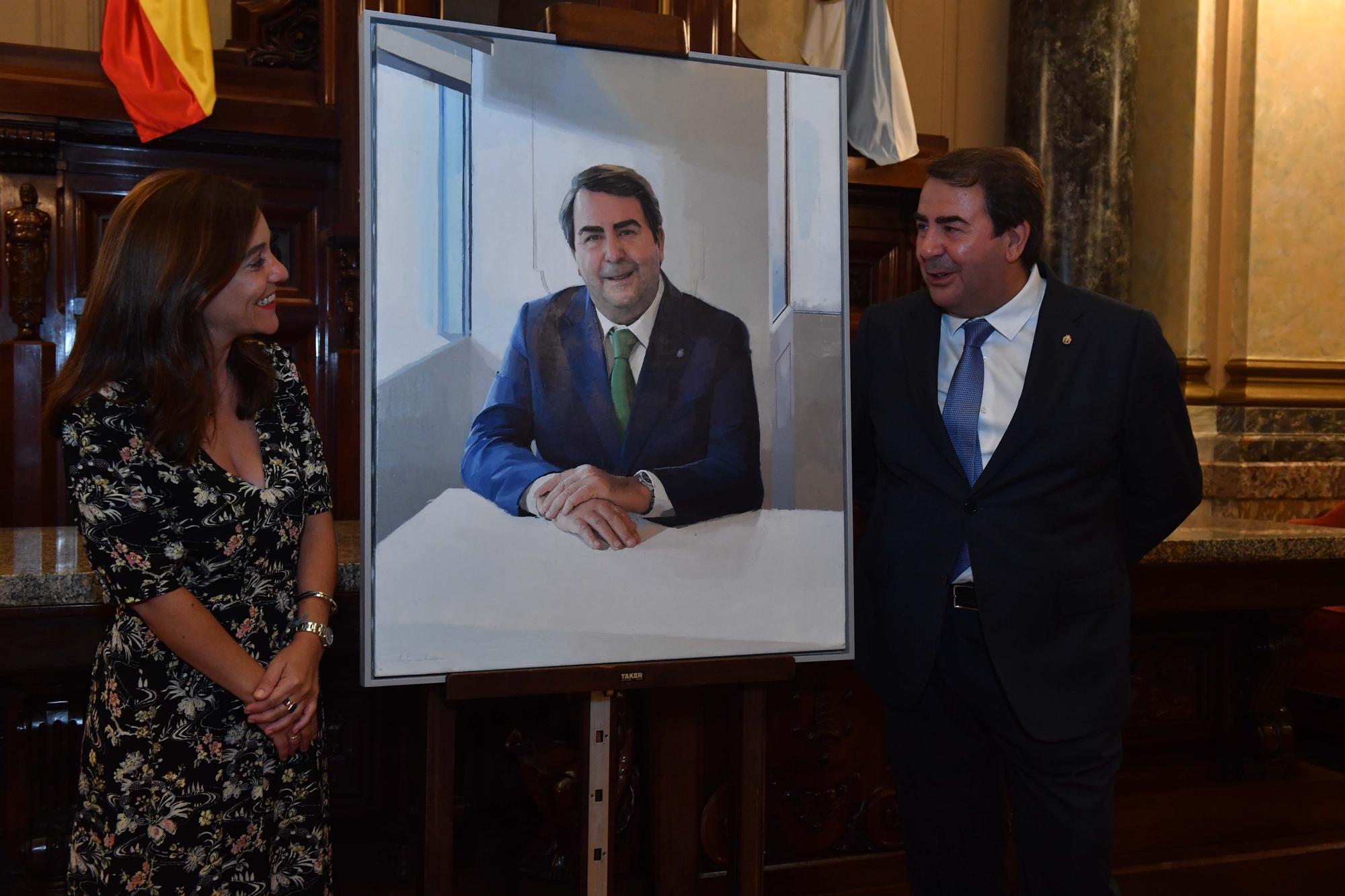 El cuadro de Carlos Negreira se suma a la galería de alcaldes del Concello