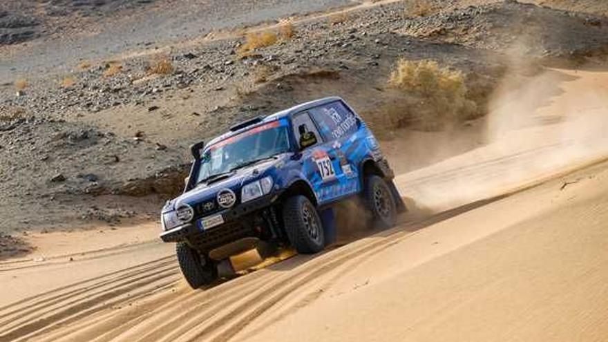 El Toyota Land Cruiser de Sonia Ledesma y su compañero Albero, en la segunda etapa del Dakar