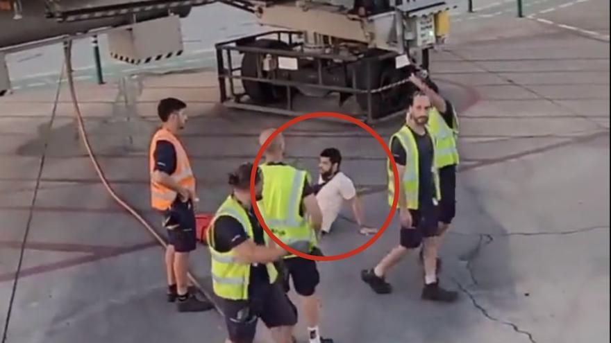 Un hombre se lanza desde un &#039;finger&#039; del aeropuerto de Málaga para coger un vuelo que ya había cerrado