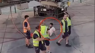 Un hombre se lanza desde un 'finger' del aeropuerto de Málaga para coger un vuelo que ya había cerrado