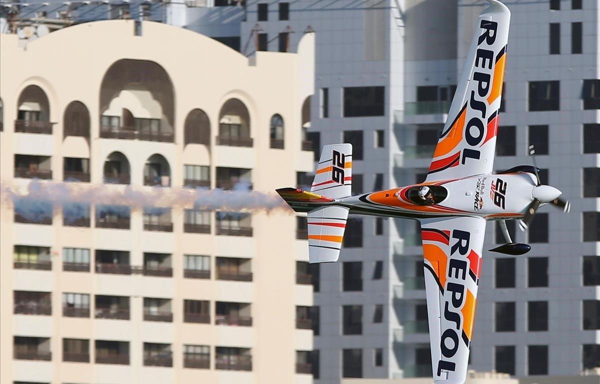 El español Juan Velarde maniobra su avión durante la ronda clasificatoria del Campeonato Mundial Red Bull Air Race en la capital de los Emiratos, Abu Dhabi.