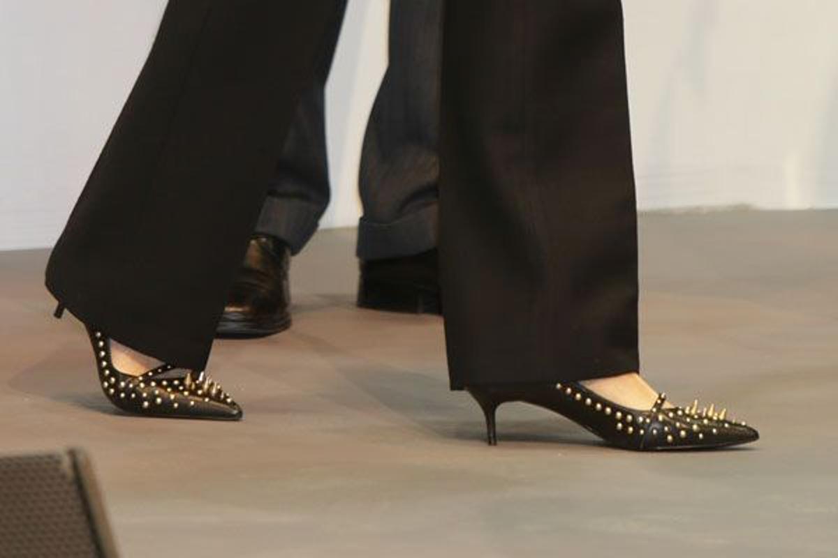 Letizia Ortiz en FITUR con zapatos de tacón bajo y tachuelas