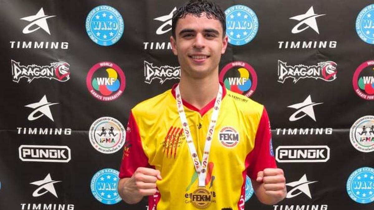Jordi Marí posa con la medalla de campeón