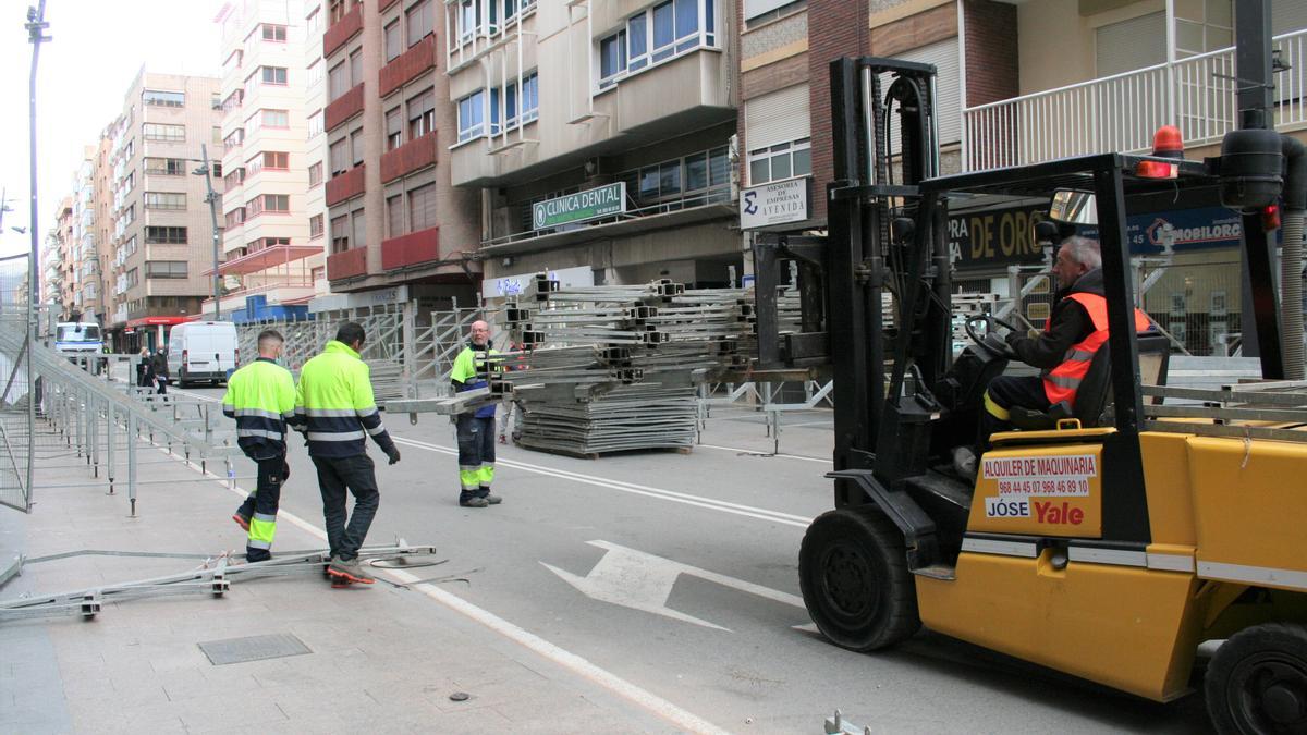 Operarios trabajando en el montaje de las tribunas, este viernes.