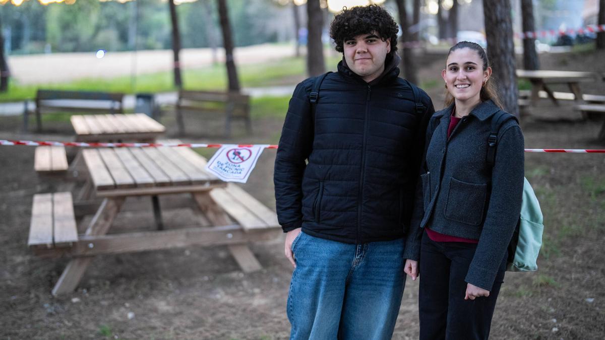 Iker Ramón, 19 años, y Carlota Monera Calvet, 19 años, ambos estudiantes de segundo de Veterinaria de la UAB, comentan cómo han vivido las restricciones al parque y a los bosques del campus una semana después del brote de peste porcina africana. FOTOS: Zowy Voeten / El Periódico