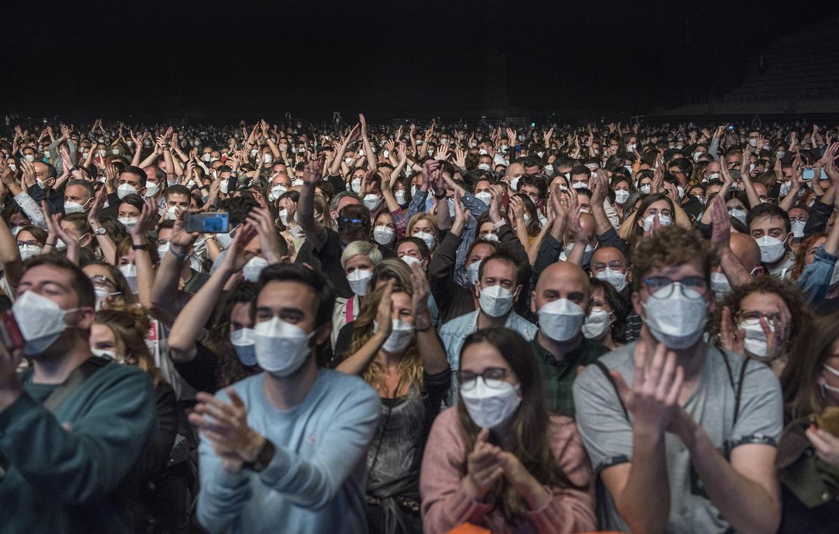 Público con mascarillas en un concierto de 'Love of Lesbian' en 2021 en el Palau Sant Jordi.