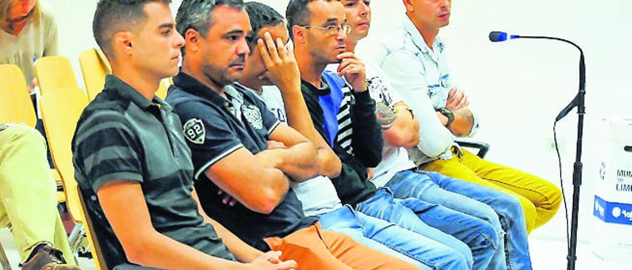 Los seis acusados aguardan su turno antes de admitir la agresión ayer en la Audiencia de Las Palmas.