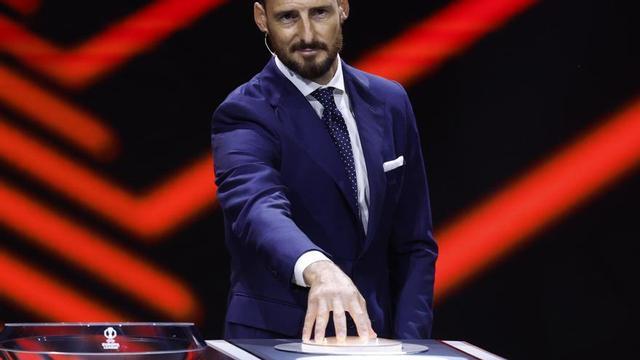El exfutbolista español Aritz Aduriz en el sorteo.