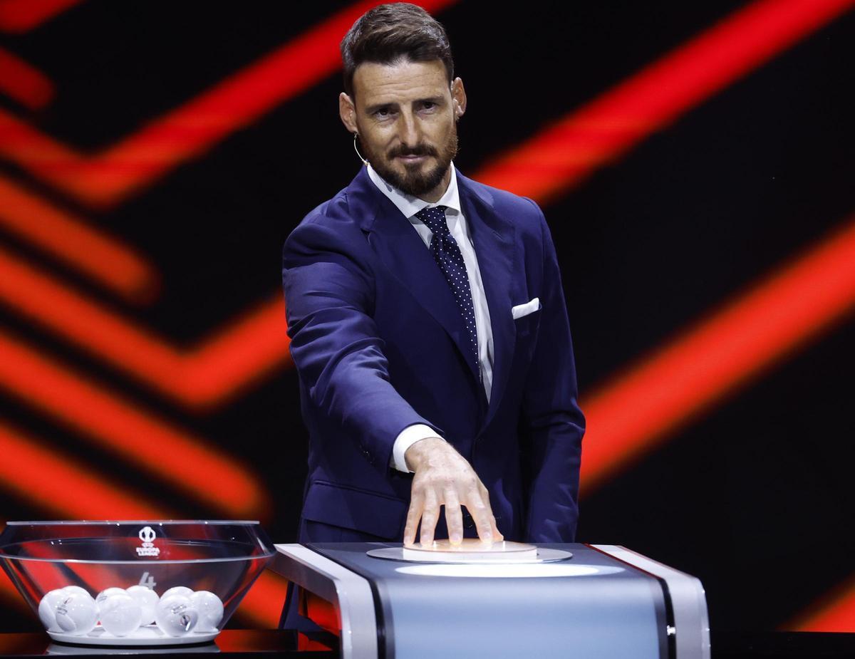 El exfutbolista español Aritz Aduriz en el sorteo.